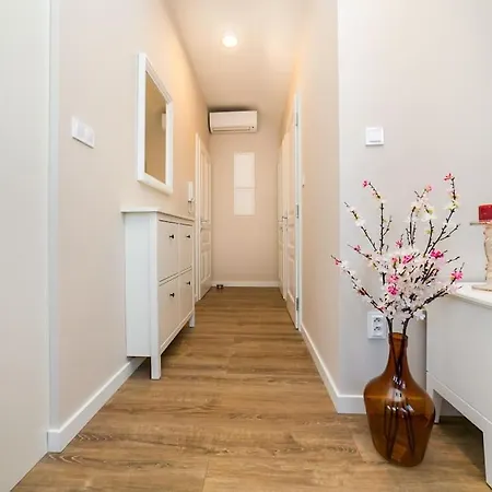 New Apartment 5 - Self Check In With Parking Included Apartman *